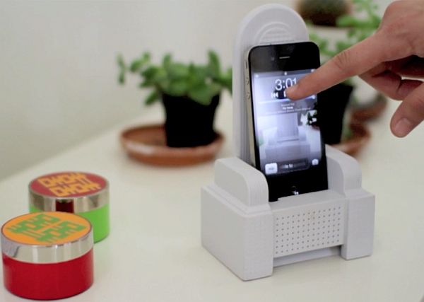 iThrone: The almighty iPhone Dock & Sound Amplifier
