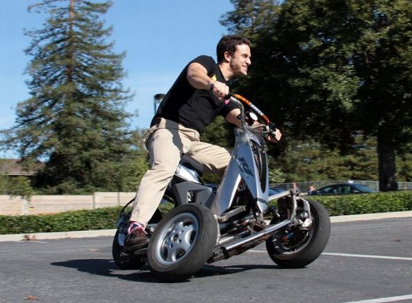 Three-wheel e-scooter