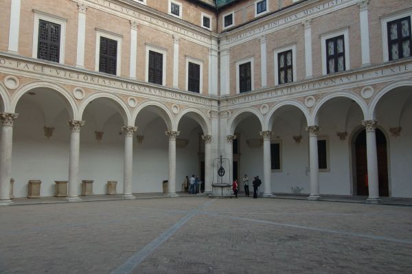 Urbino-palazzo_ducale01