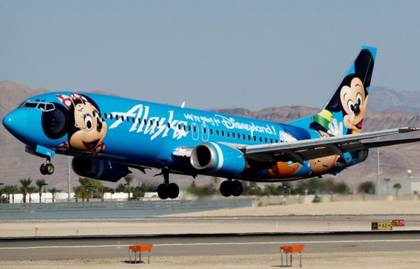 Alaska_Airlines_Mickey_and_Friends_Boeing_737-4Q8_N784AS